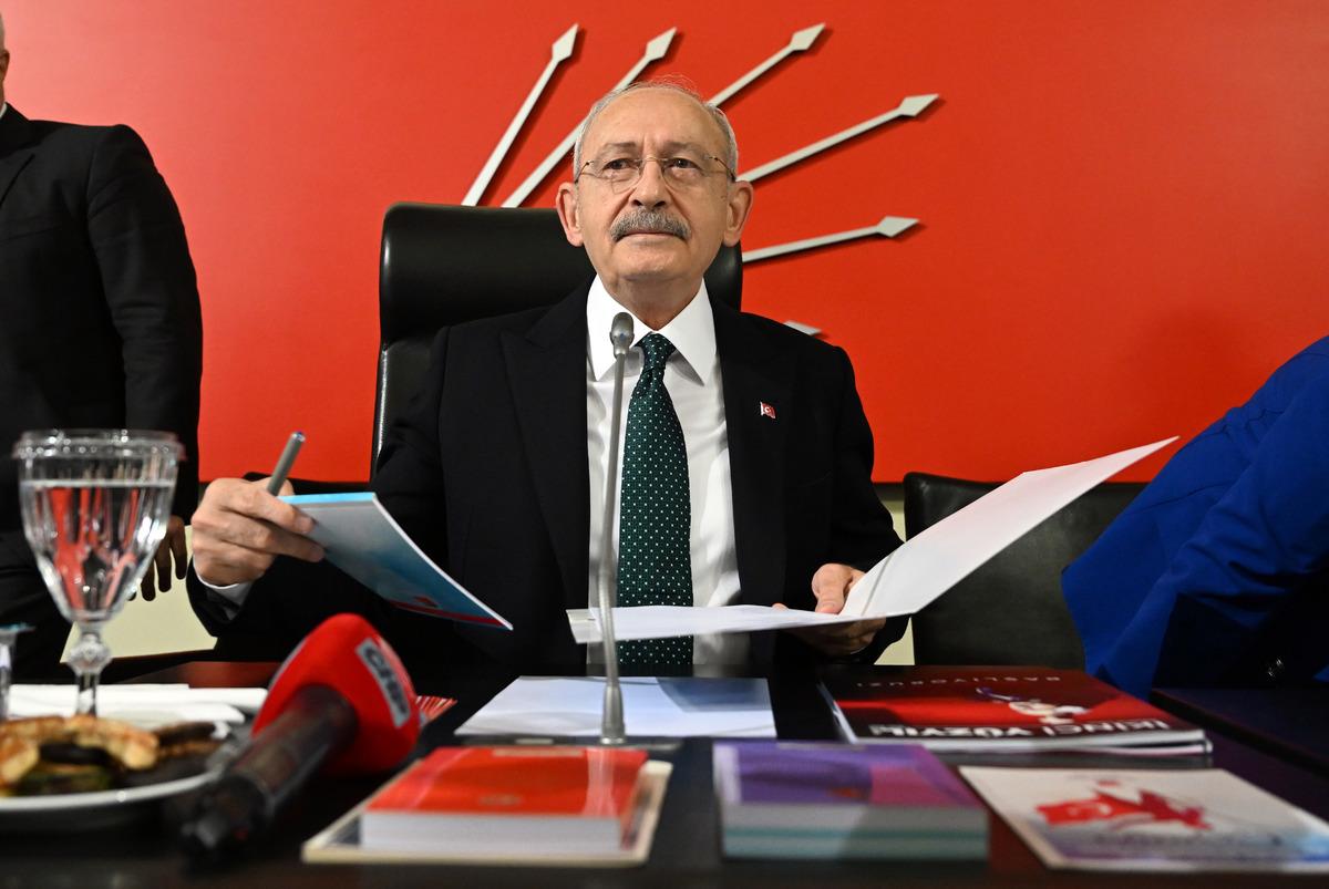 Kemal Kılıçdaroğlu’nun CHP amblemi önünde evraklarla oturduğu toplantı görüntüsü.