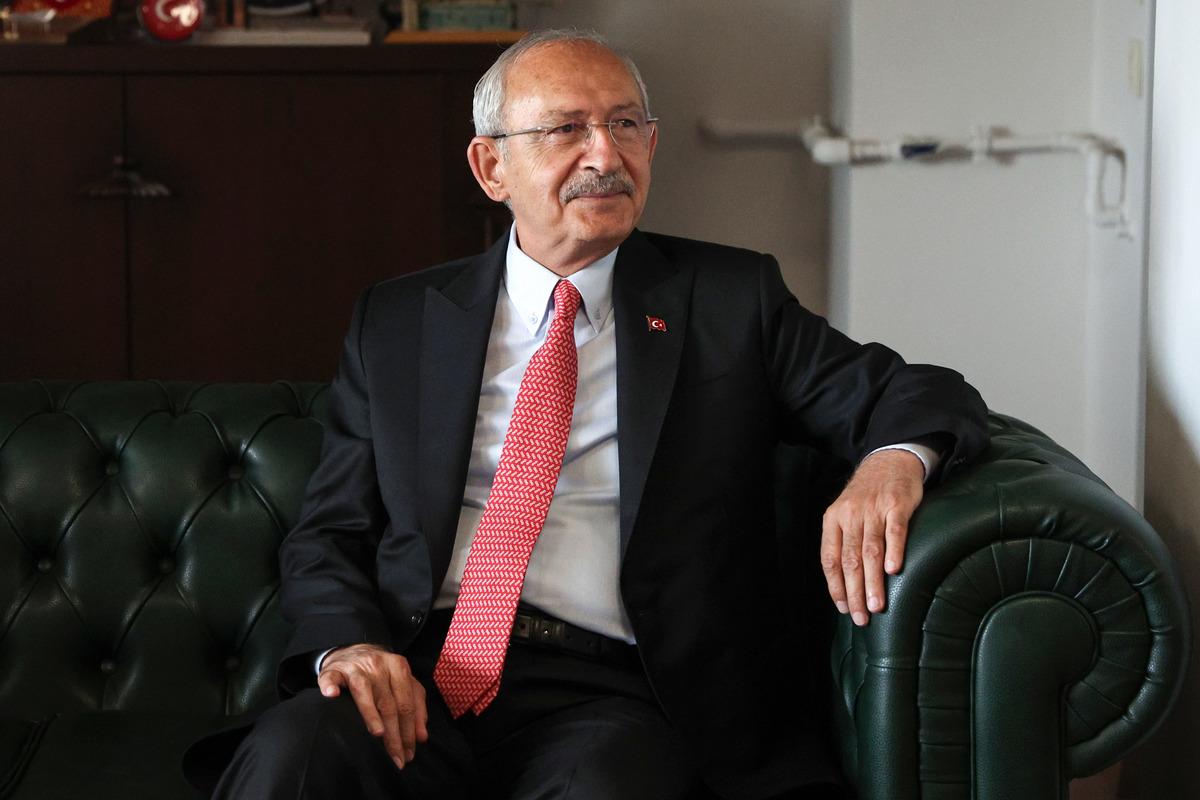 Kemal Kılıçdaroğlu’nun bir koltukta oturduğu portre fotoğrafı.