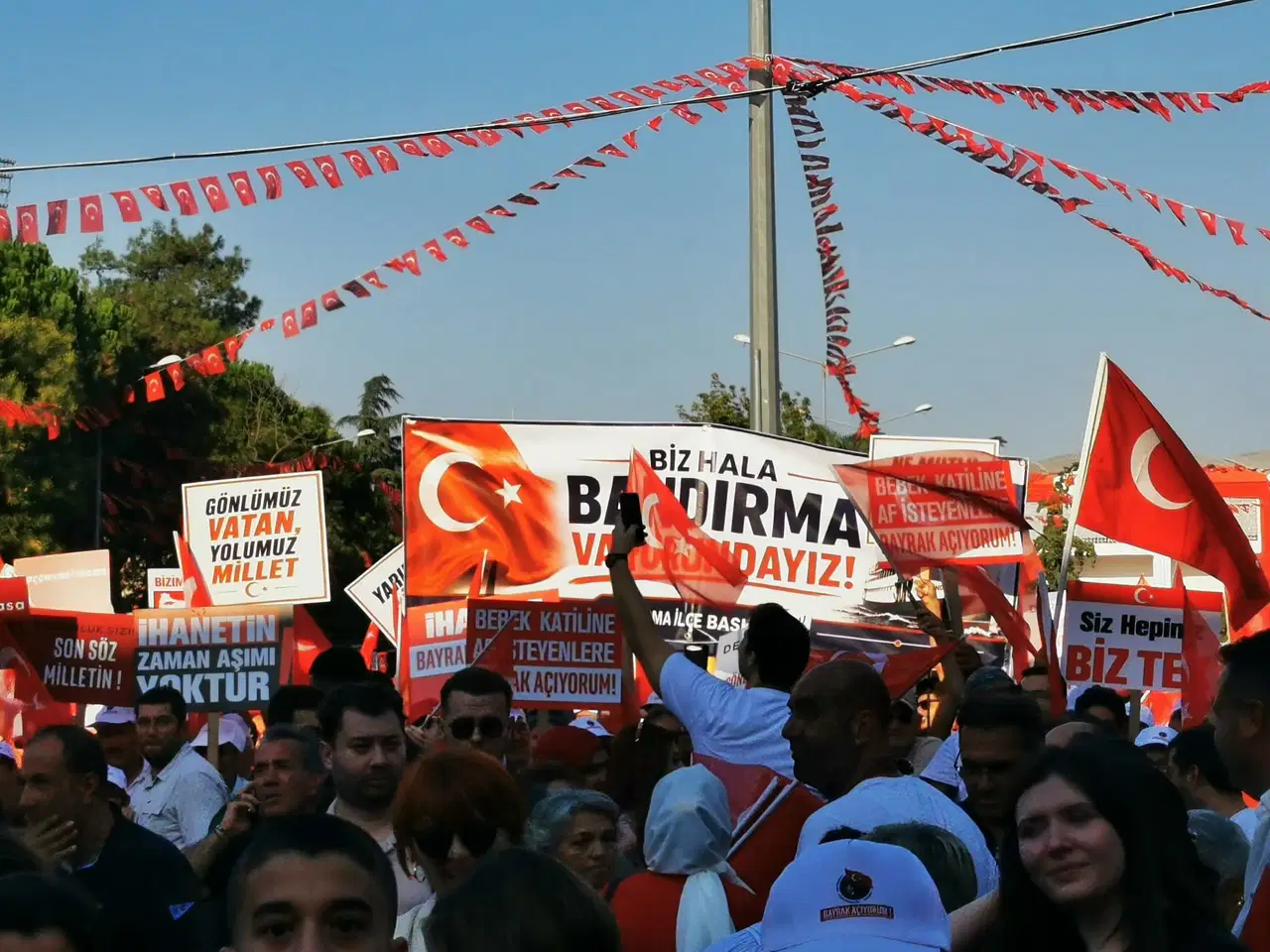 Balıkesir’de İYİ Parti mitingine katılan yurttaşlar Türk bayrakları ve dövizler taşıyor.
