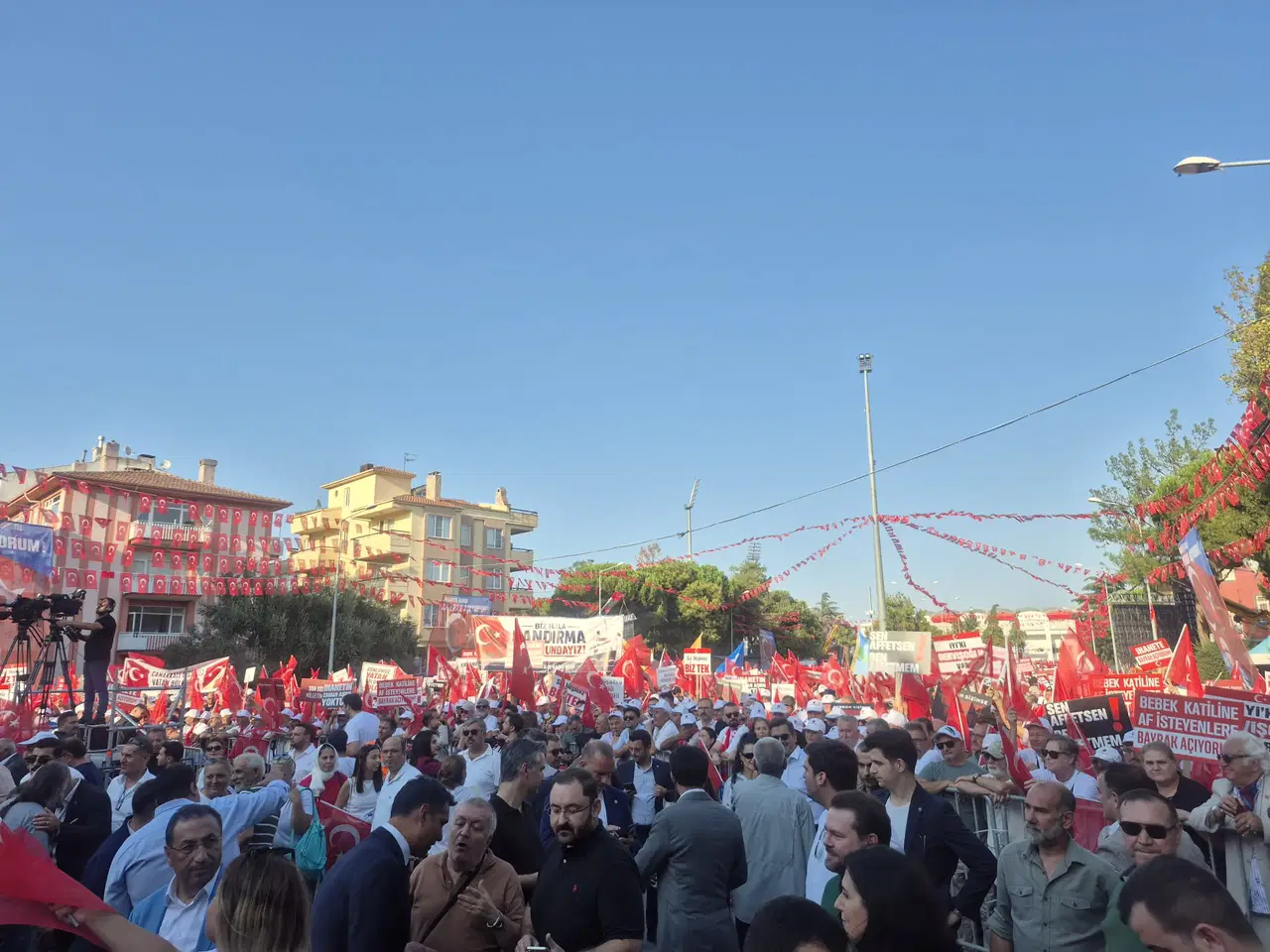 Balıkesir Kuvayı Milliye Meydanı’nda İYİ Parti mitingi için toplanan kalabalık.