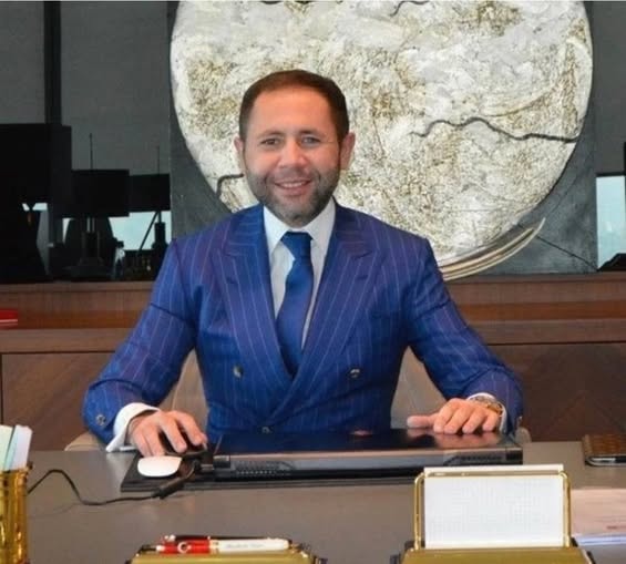 Abdulkadir Özcan’ın ofis ortamında çekilmiş fotoğrafı.