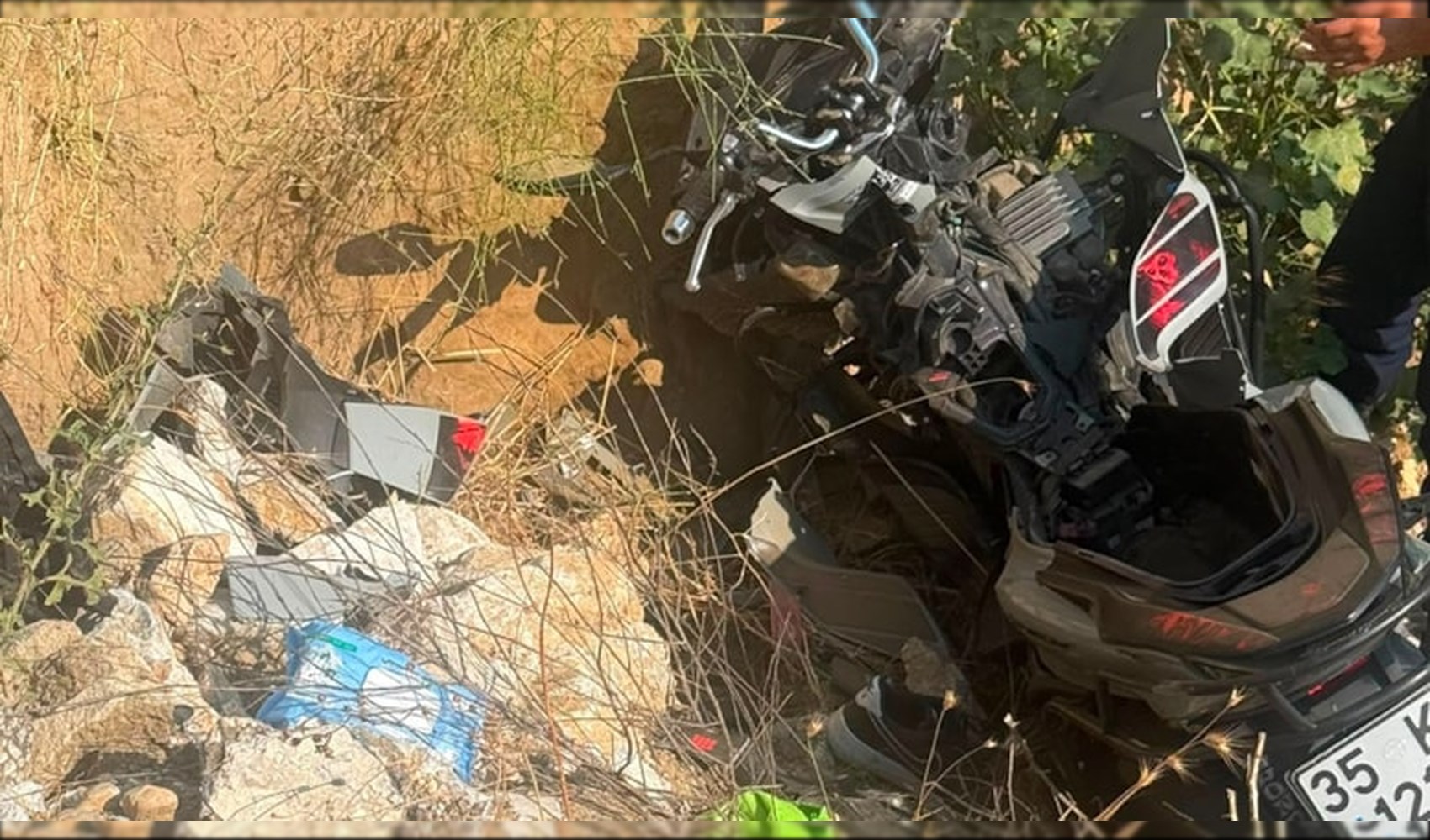 İzmir’de genç motosiklet sürücüsü şarampole yuvarlandı
