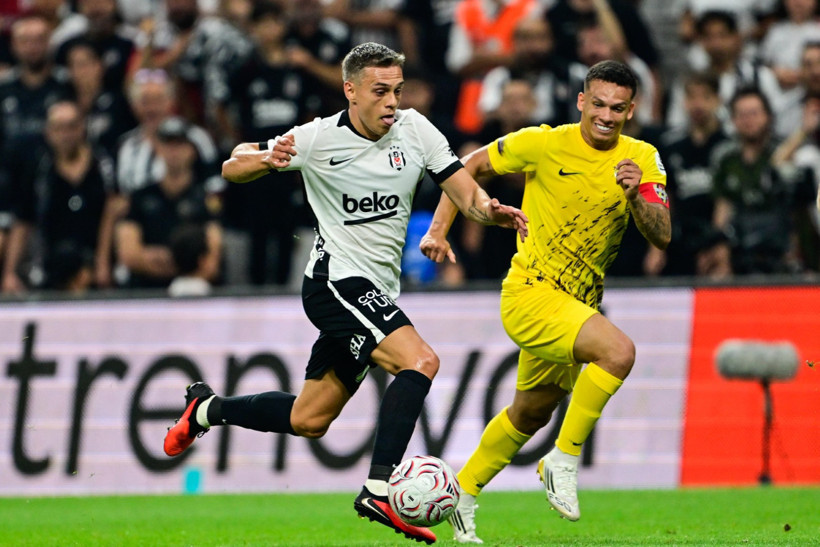 Beşiktaşlı ve Eyüpsporlu futbolcular top mücadelesinde koşuyor.