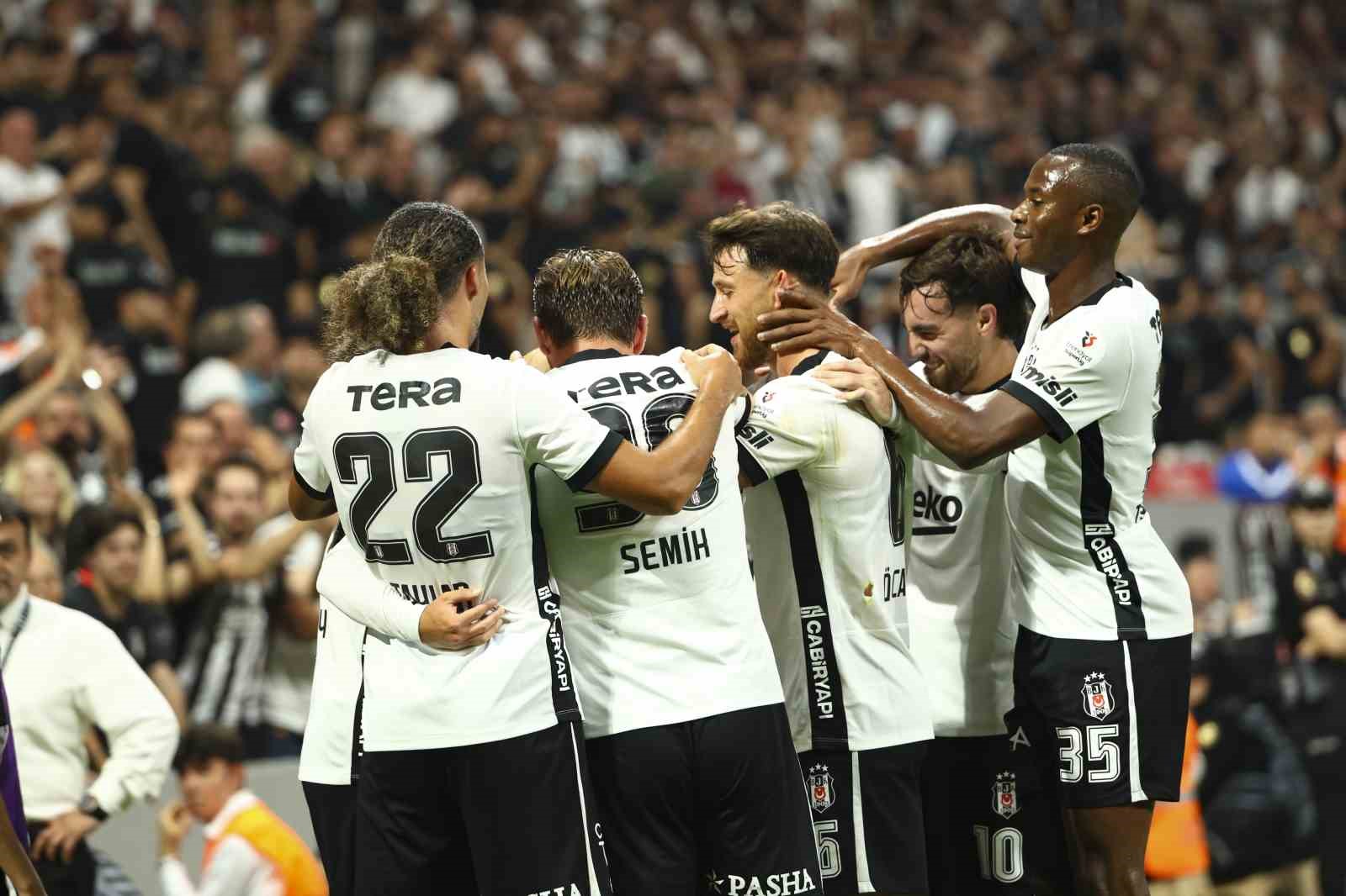 Beşiktaşlı futbolcuların gol sevinci yaşadığı maç anı.