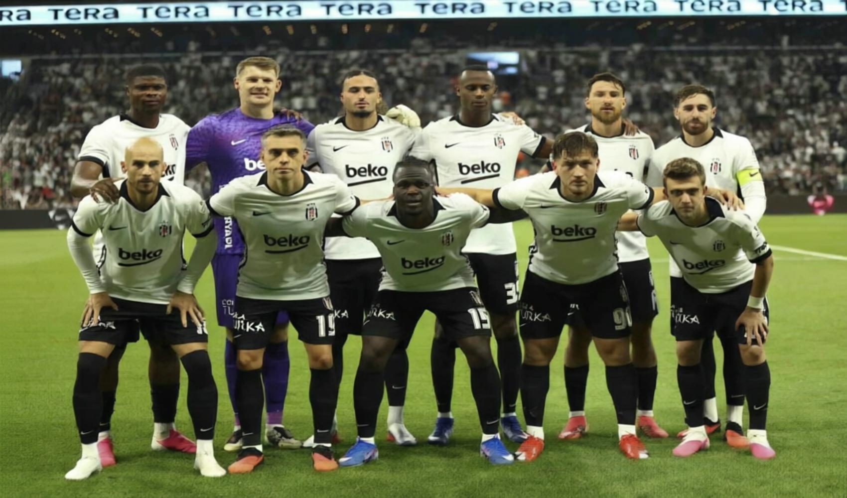 Tüpraş Stadı’nda maç öncesi sahada poz veren Beşiktaş futbolcuları.