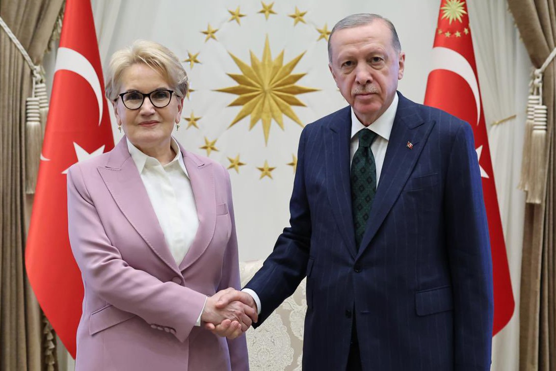 Meral Akşener ve Recep Tayyip Erdoğan’ın resmi bir görüşmede el sıkışırken çekilmiş fotoğrafı.