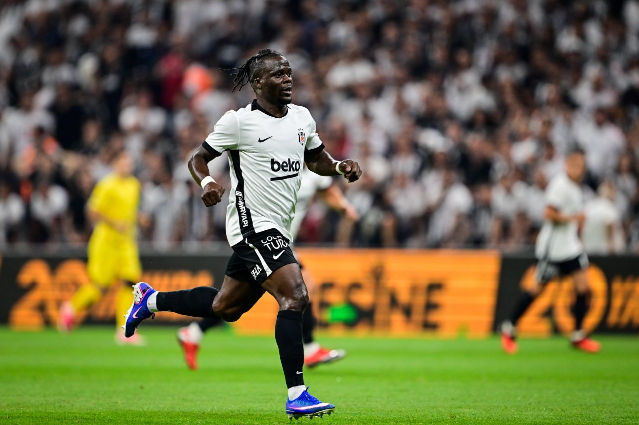 Beşiktaş formasıyla sahada koşan Junior Olaitan.