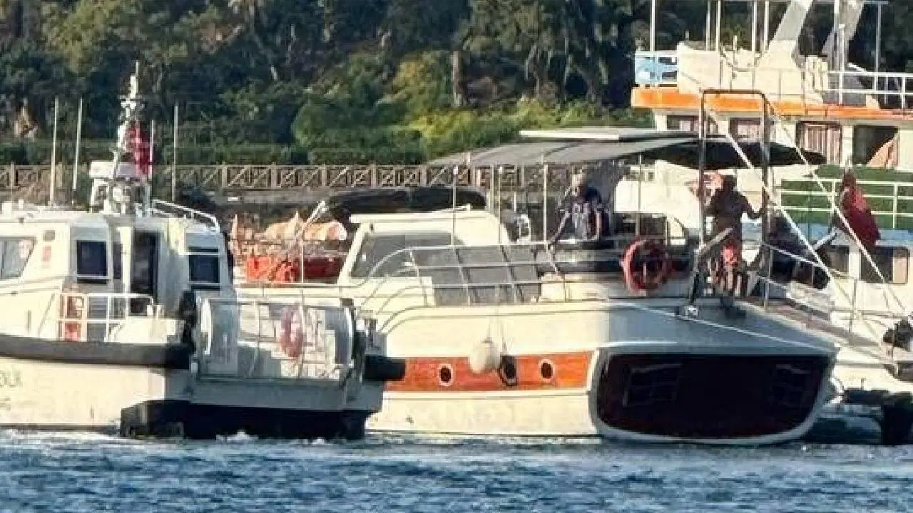Marmaris’te kıyıya yakın alanda duran lüks gulet ve yanında bir tekne görülüyor.