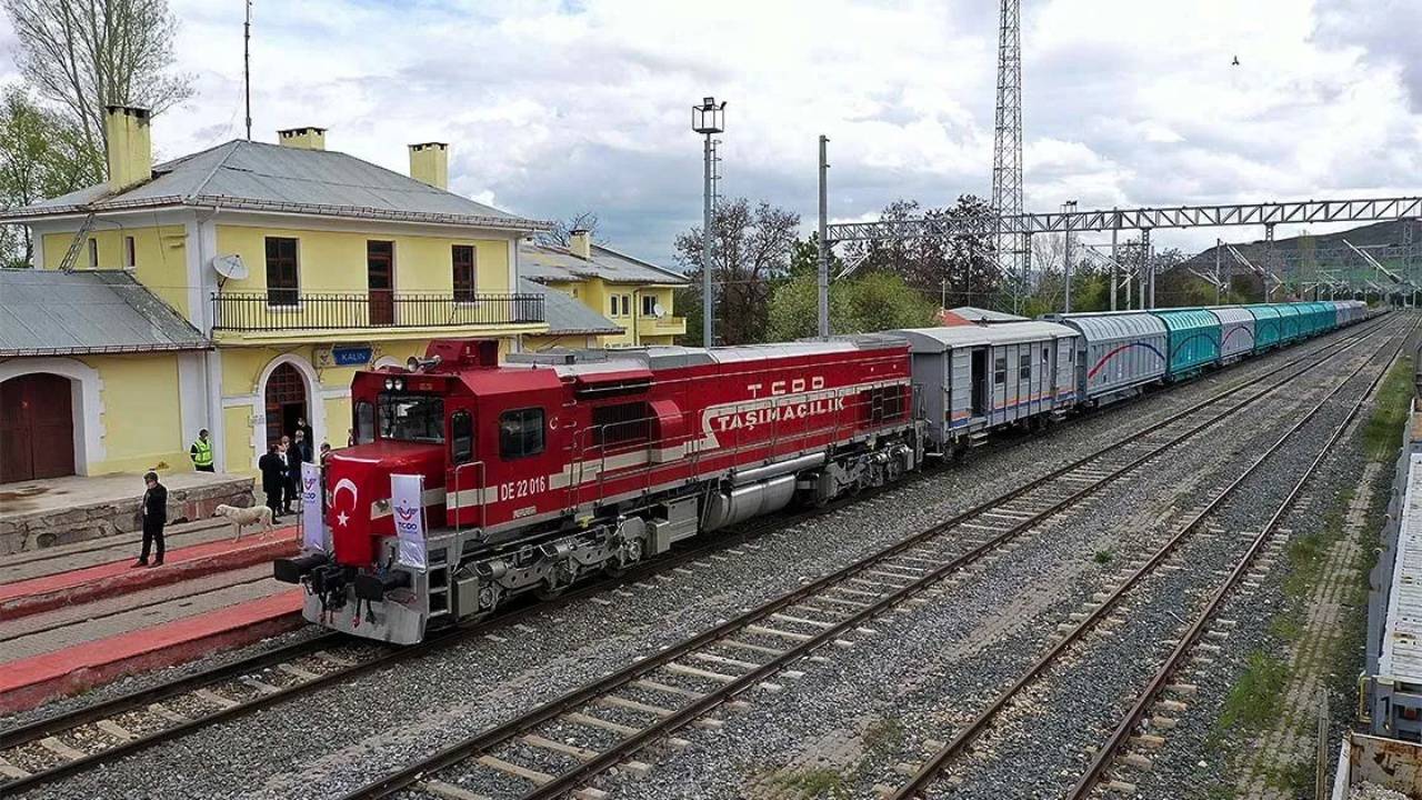 TCDD yük treni ve demiryolu hattı görüntüsü.