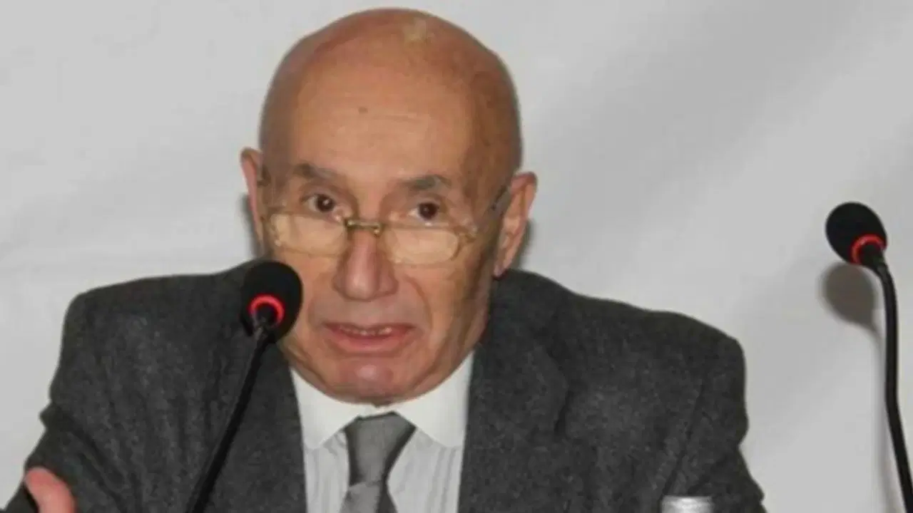 Gazeteci Taylan Erten’in bir toplantıda mikrofonların önünde çekilmiş fotoğrafı.