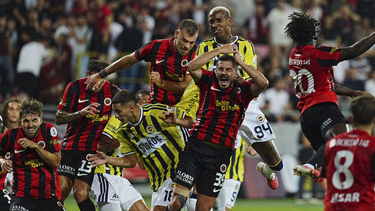 Fenerbahçe ve Gençlerbirliği futbolcularının ceza sahasında mücadele ettiği an
