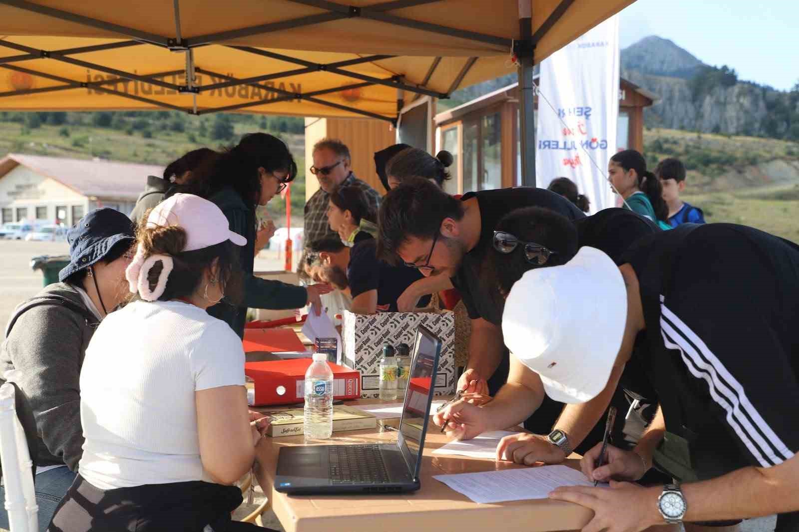Karabük’te Keltepe Gözlem Şenliği’ne katılan ziyaretçiler kayıt ve etkinlik alanında görülüyor.