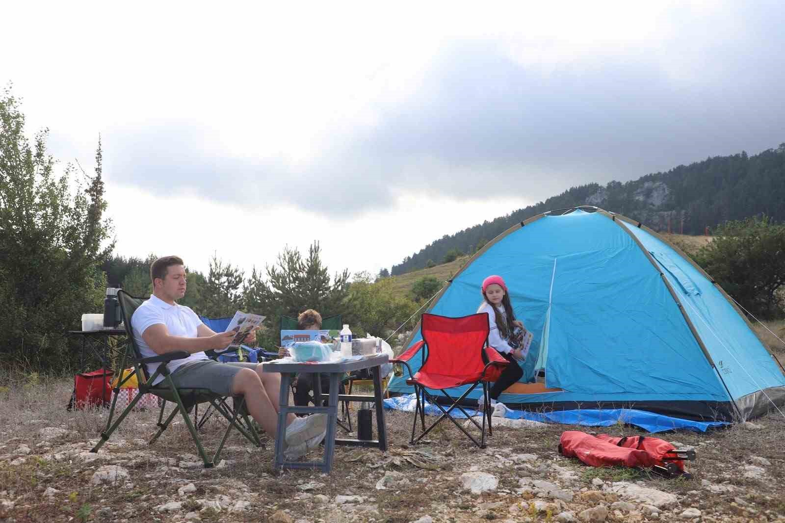 Keltepe’de çadır kuran bir aile, festival alanında doğayla iç içe vakit geçiriyor.