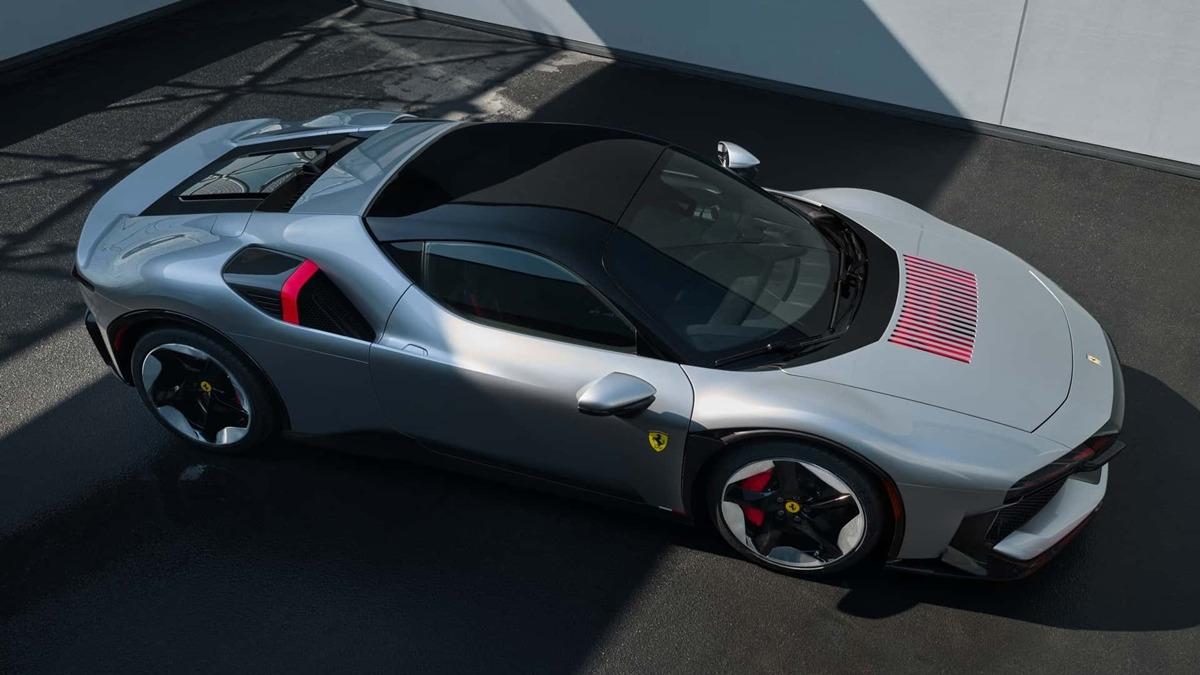 Ferrari CZ26’nın üstten görünümü, gümüş gövde rengi ve kırmızı tasarım detayları.