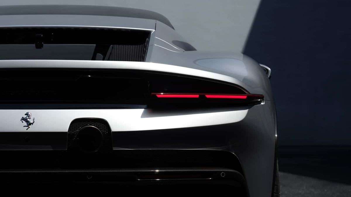 Ferrari CZ26’nın arka bölümünde ince stop lambası, difüzör ve marka amblemi görülüyor.
