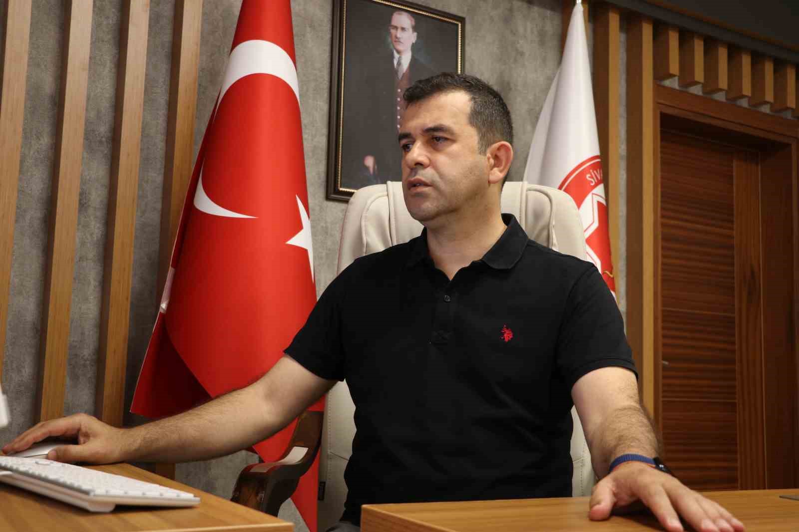 Prof. Dr. Barış Atalay Uslu makamında açıklamalarda bulunurken.