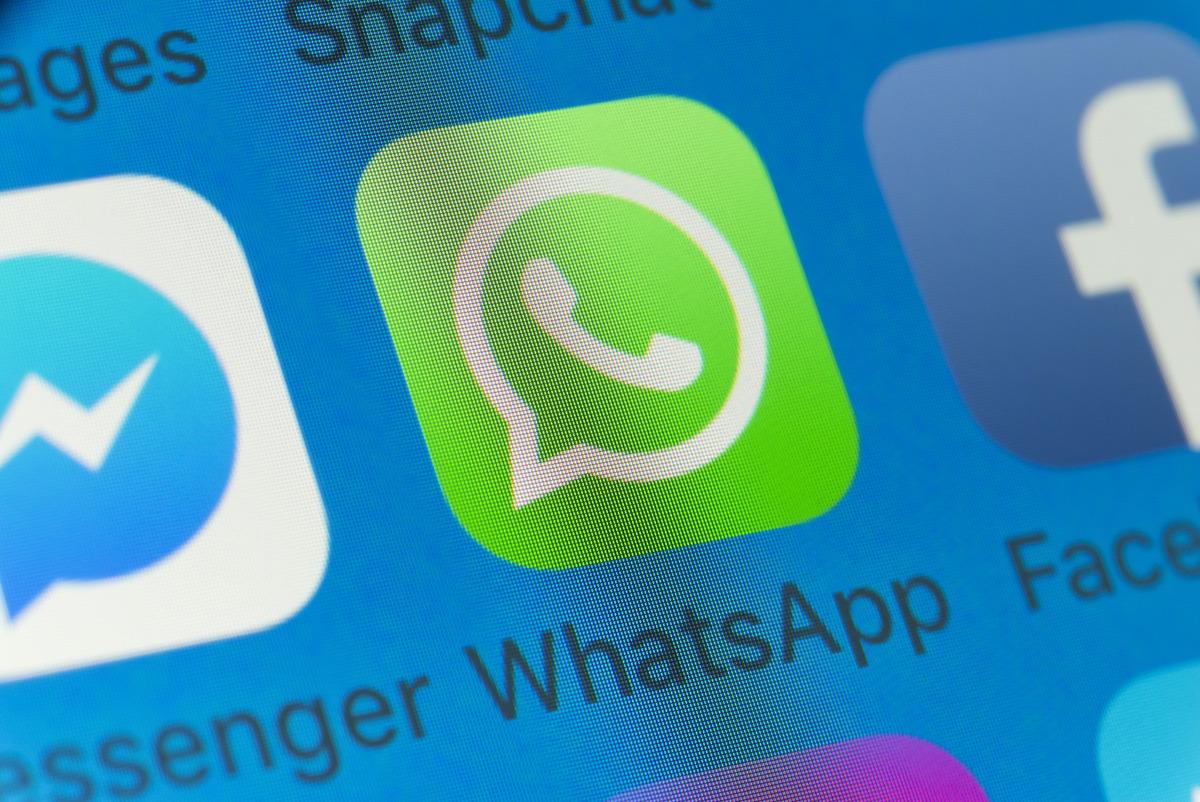 Mobil uygulama ekranında WhatsApp simgesinin yakın plan görüntüsü.
