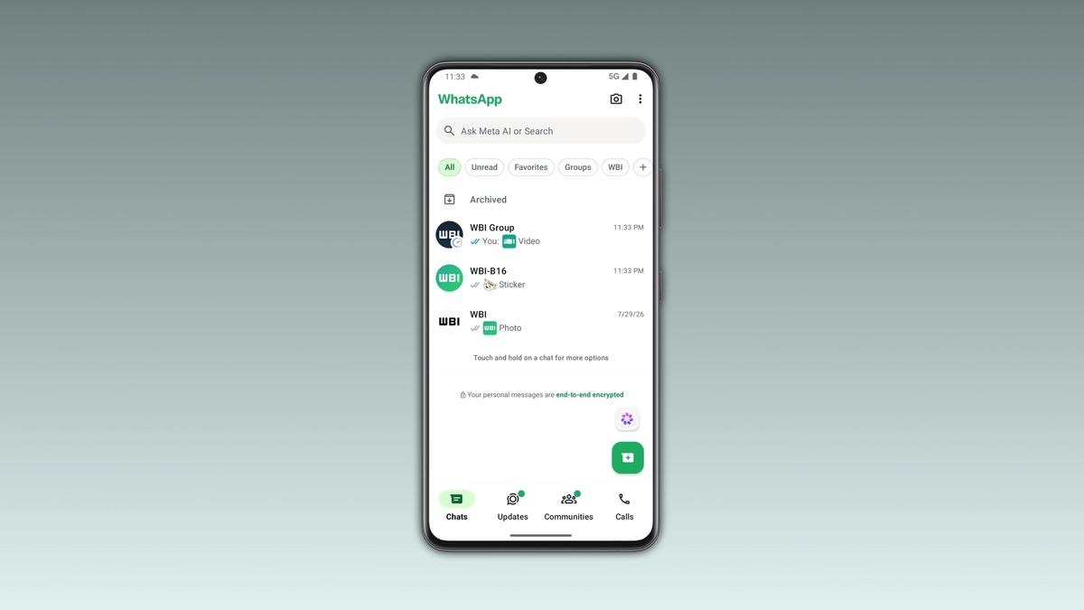 WhatsApp sohbet listesini gösteren bir akıllı telefon ekranı.