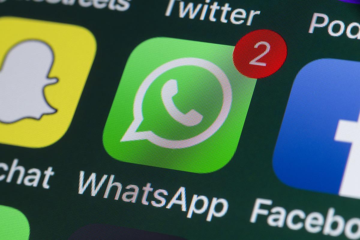 Bildirim rozeti görünen WhatsApp uygulama simgesinin yakın plan görüntüsü.