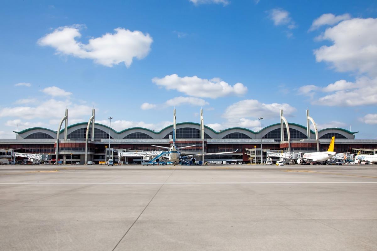 Sabiha Gökçen Havalimanı terminal binası ve apron alanı.