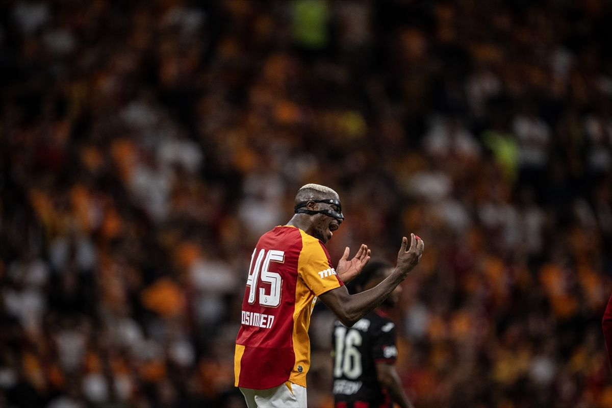 Galatasaray formasıyla sahada görülen Victor Osimhen'in maç içi görüntüsü.