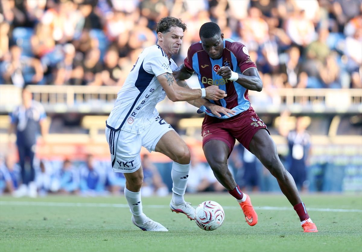 Trabzonspor formasıyla ikili mücadeleye giren Paul Onuachu'nun maç içi görüntüsü.