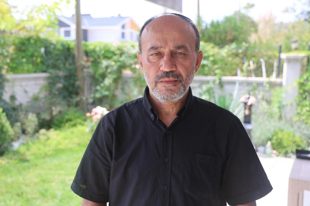 Prof. Dr. Fetullah Arık’ın dış mekanda çekilmiş portre fotoğrafı.