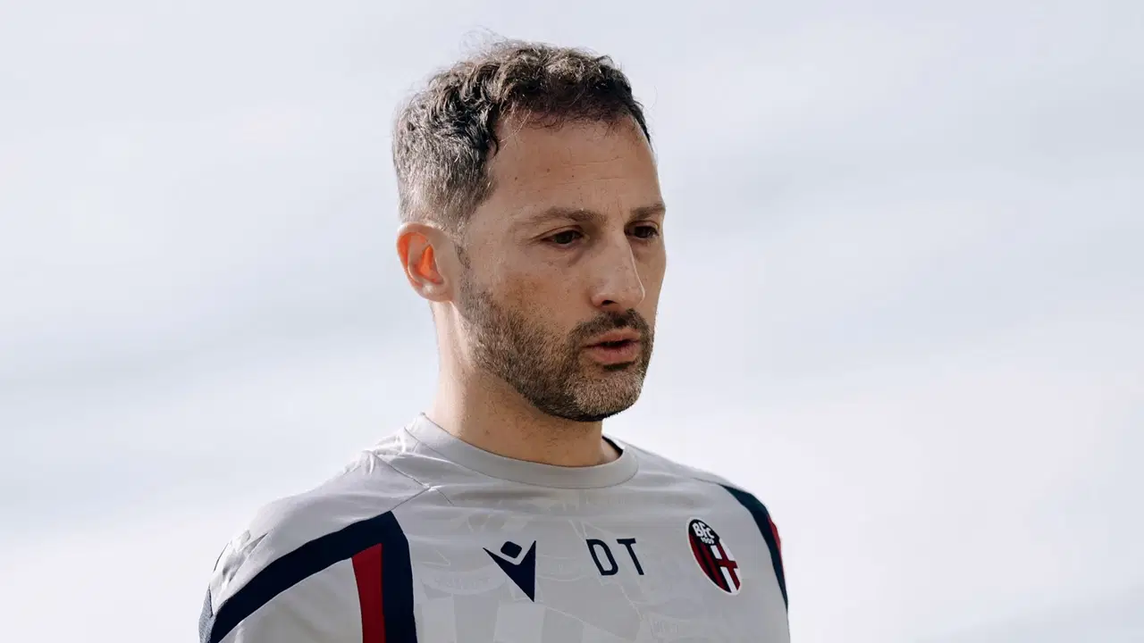 Bologna Teknik Direktörü Domenico Tedesco antrenman kıyafetiyle görülüyor.