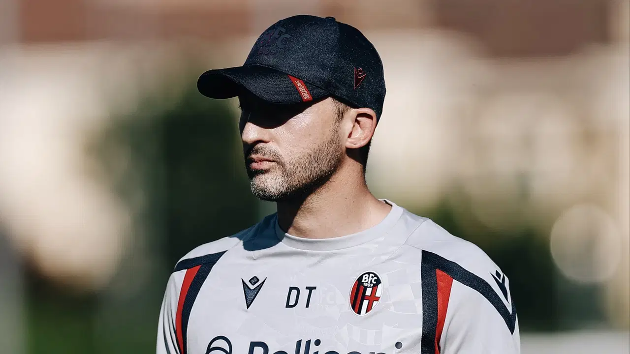 Domenico Tedesco, Bologna antrenman kıyafeti ve şapkasıyla saha kenarında görülüyor.