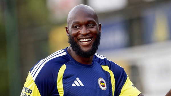 Fenerbahçe formasıyla gülümseyen Romelu Lukaku antrenman sahasında görülüyor.