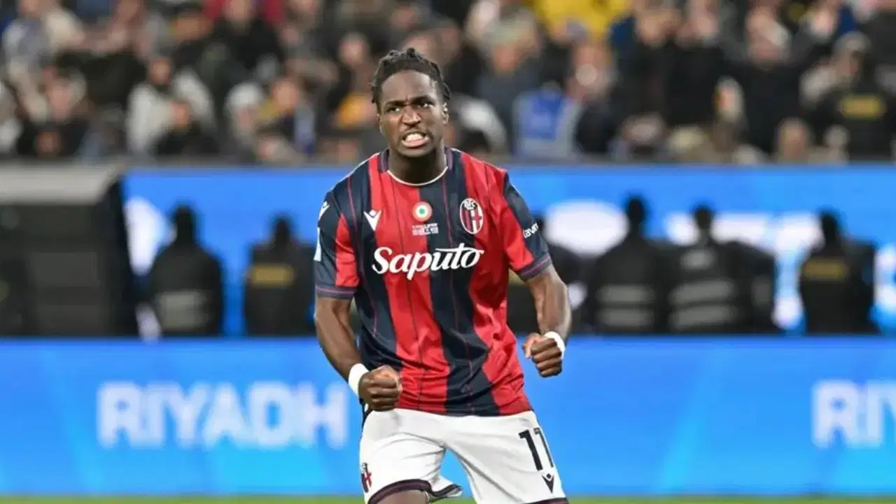 Jonathan Rowe, Bologna formasıyla maç sırasında koşarken görülüyor.