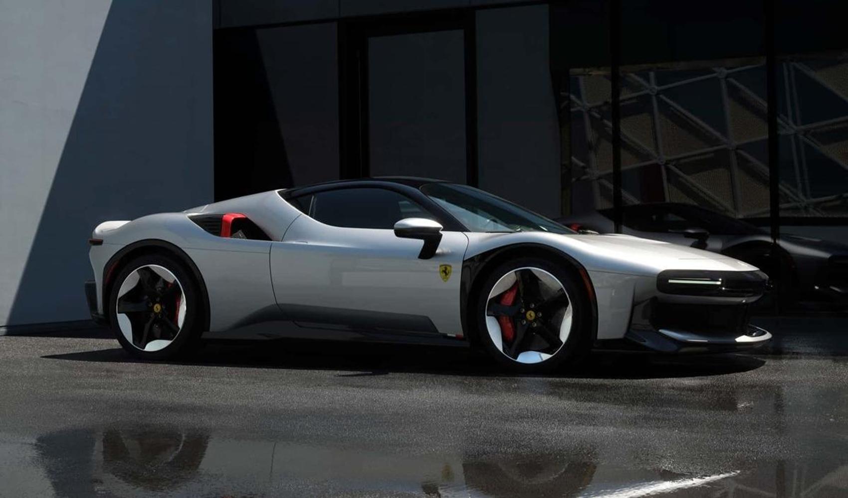 Ferrari’nin tek örnek üretilen yeni modeli CZ26 Monterey’de tanıtıldı