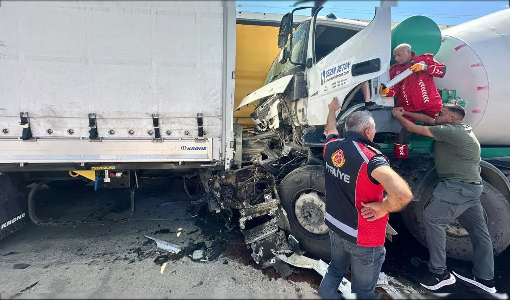 Keşan’da beton mikseri park halindeki iki TIR’a çarptı