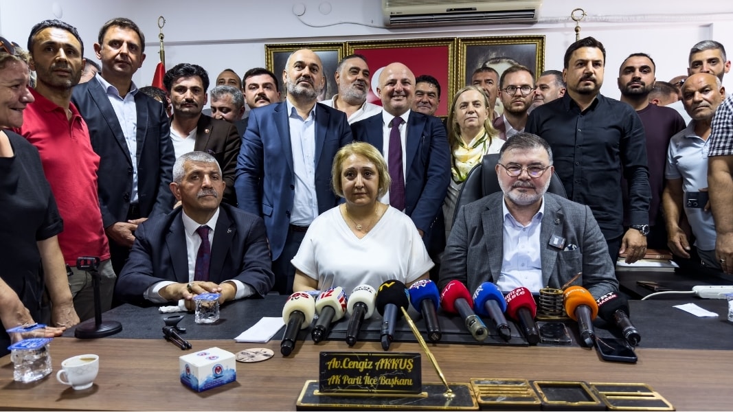 Menderes Belediyesi'nde seçim sonrası yapılan basın açıklamasında çok sayıda kişi bir arada görülüyor.
