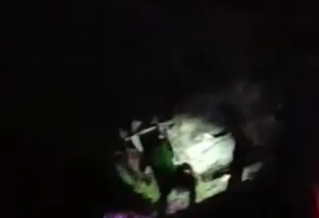 Gece karanlığında uçuruma yuvarlanan otomobilin bulunduğu bölgede ekiplerin çalışması.