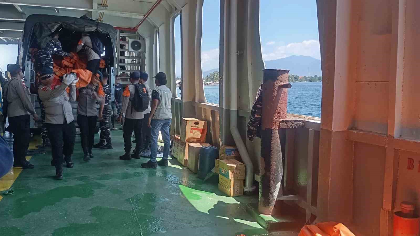 Endonezya'da deprem sonrası görevlilerin bir feribotta tahliye ve sevkiyat çalışması yürüttüğü görülüyor.