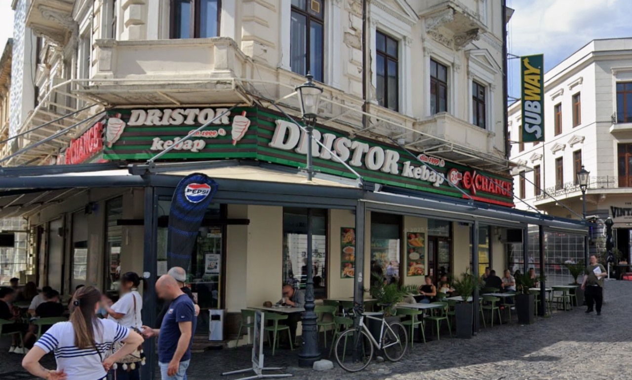 Bükreş’te Dristor kebap ve exchange tabelalarının görüldüğü bir işletmenin dış cephe fotoğrafı.