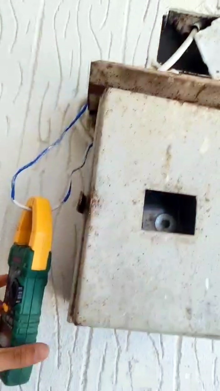 Elektrik sayacı çevresindeki kablolar ve ampermetre cihazının görüldüğü denetim görüntüsü.