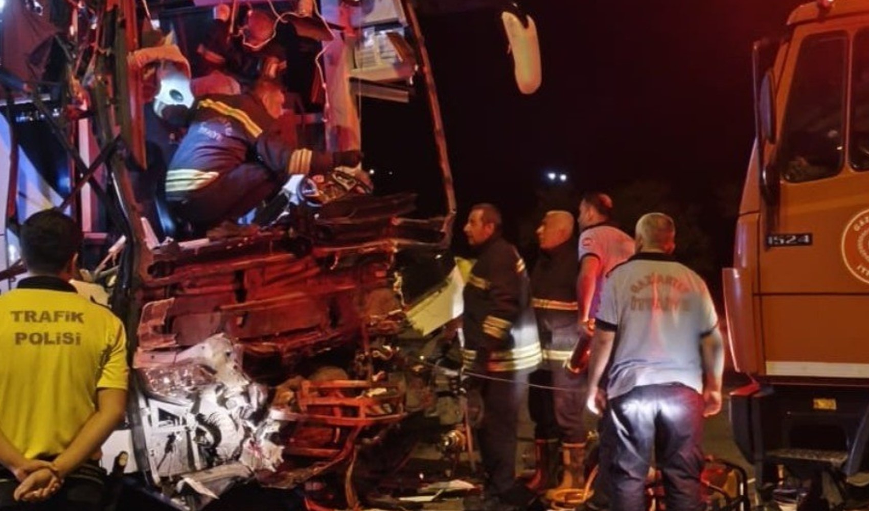 Gaziantep’te yolcu otobüsü tırla çarpıştı! Çok sayıda ölü ve yaralı var