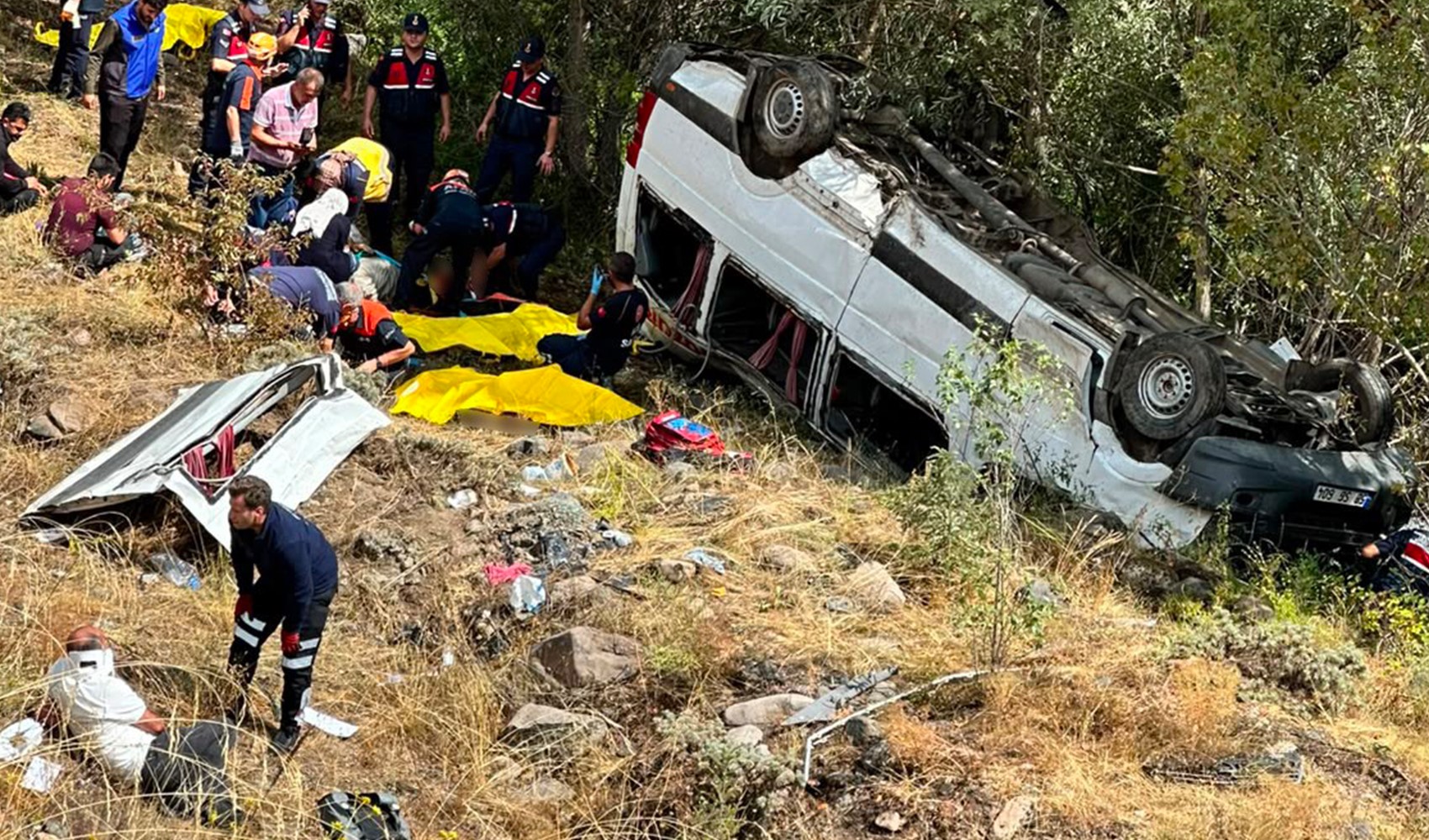 Sivas’ta minibüs şarampole devrildi