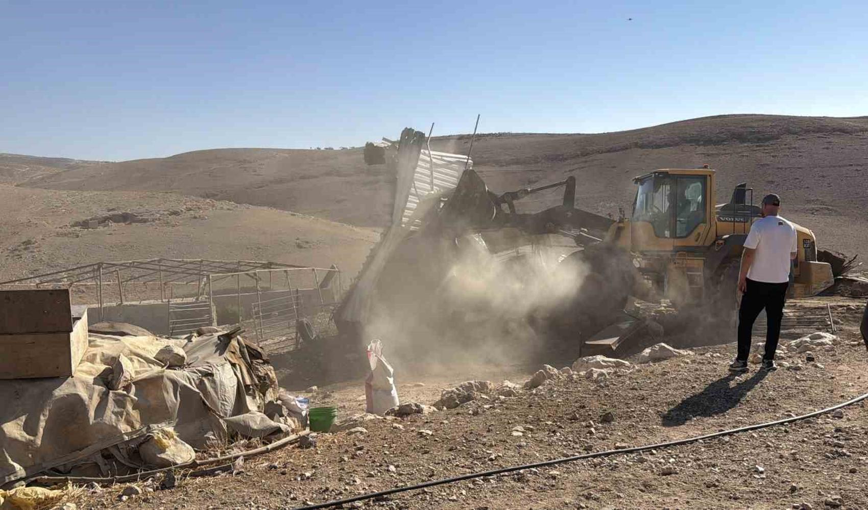 Soldati israeliani demoliscono le case e i pozzi d'acqua della famiglia palestinese Sabha nel villaggio di Al-Fakhit, a Hebron