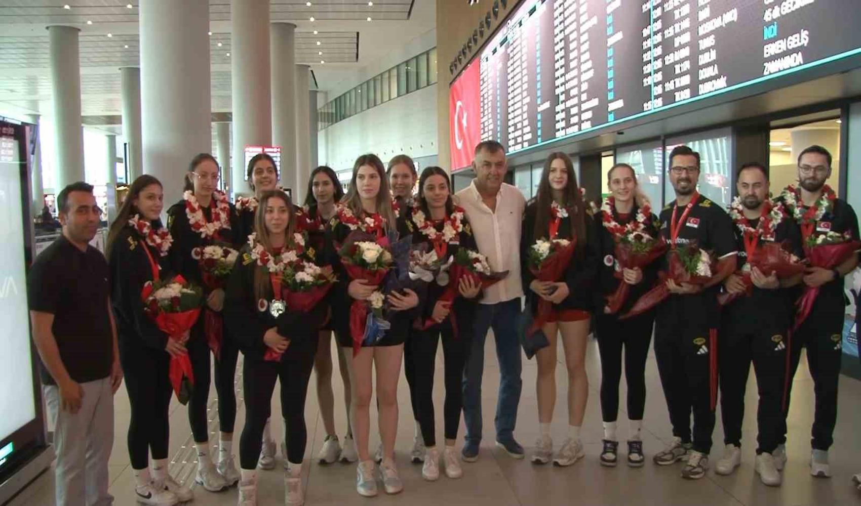 U17 Kız Voleybol Milli Takımı yurda döndü