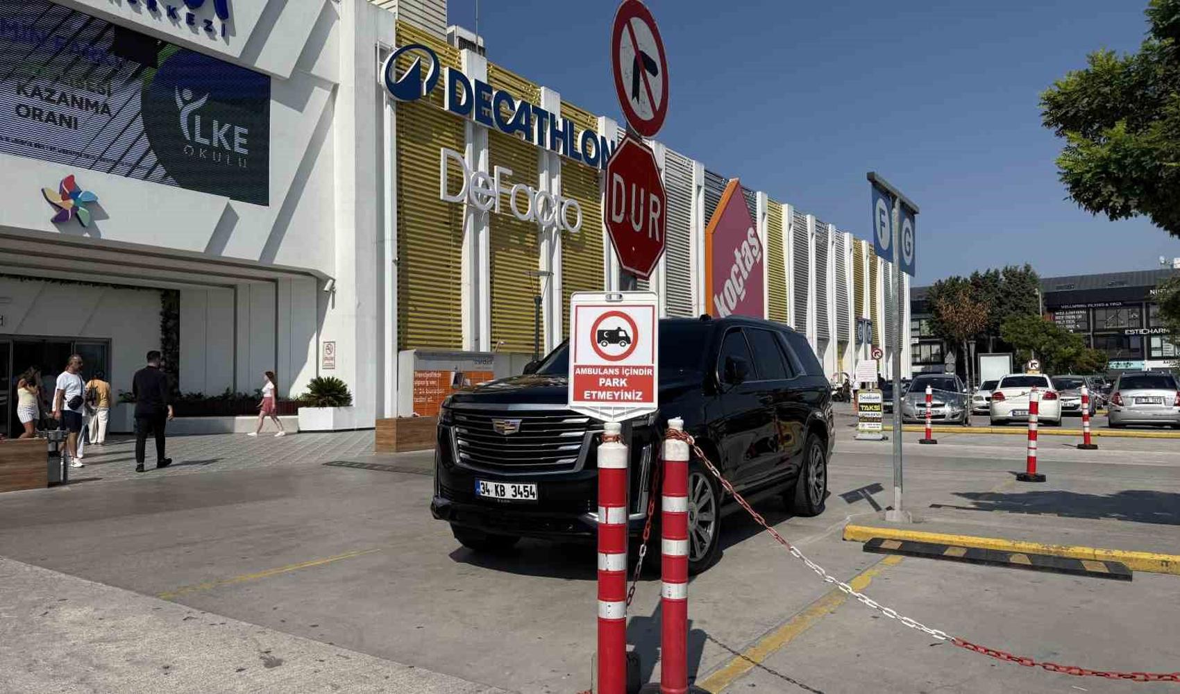 Vehículo de lujo estacionado en zona de ambulancias en Sakarya: la imagen en el estacionamiento del centro comercial genera indignación