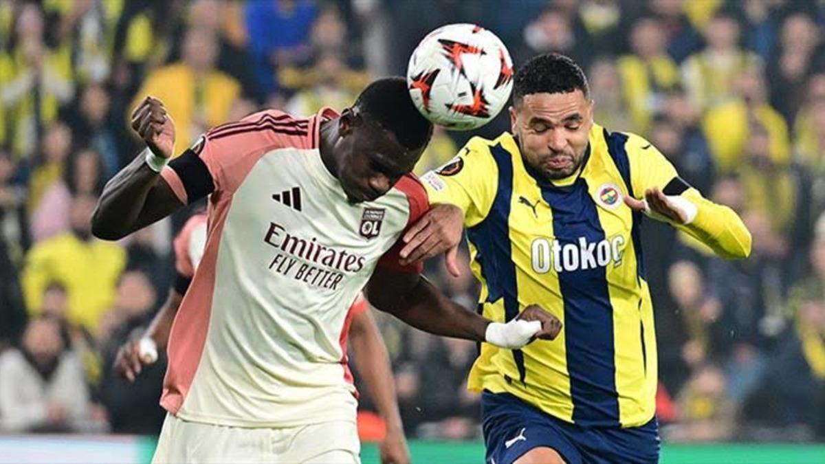 Fenerbahçe ve Lyon futbolcularının hava topu mücadelesinden bir kare.