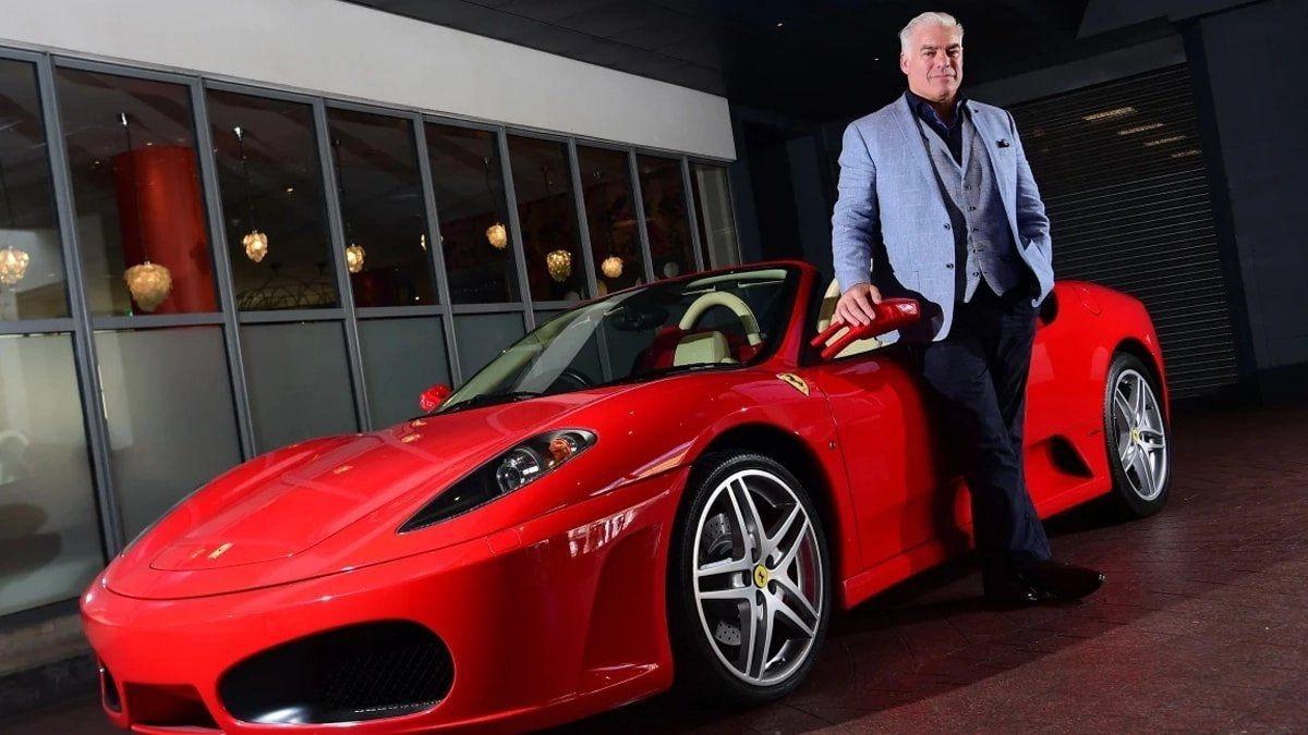 Frank Stephenson’ın kırmızı bir spor otomobilin yanında görüldüğü fotoğraf.