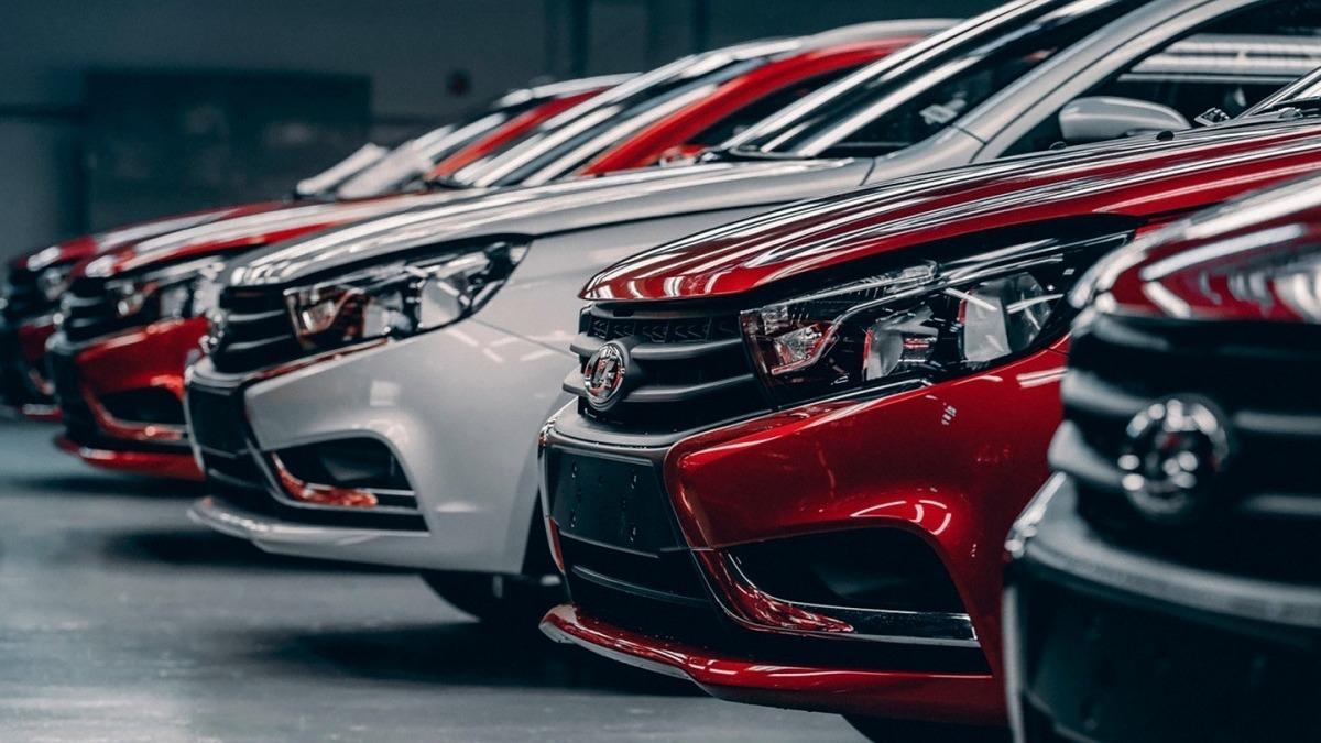 Kapalı alanda yan yana dizilmiş otomobiller.