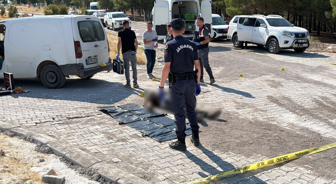Adıyaman’da mezarlık yakınında güvenlik şeridi çekilen olay yerinde jandarma ekipleri inceleme yapıyor.