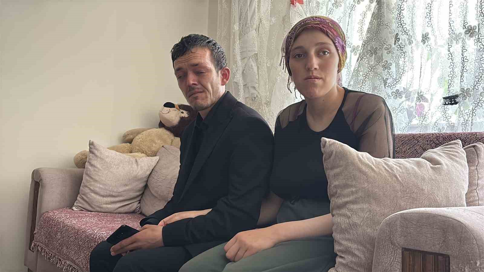 Emrah Yıldırım ve Ayşenur Yıldırım bir evin salonunda yan yana oturuyor.