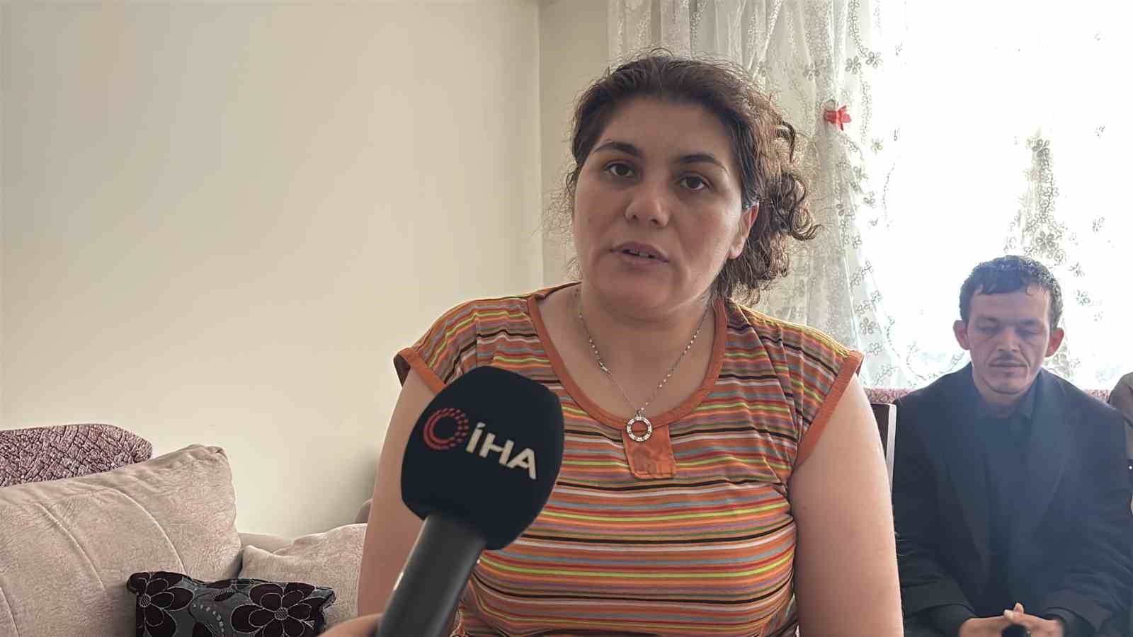 Nurhan Alagöz bir ev ortamında konuşurken, arka planda Emrah Yıldırım görülüyor.