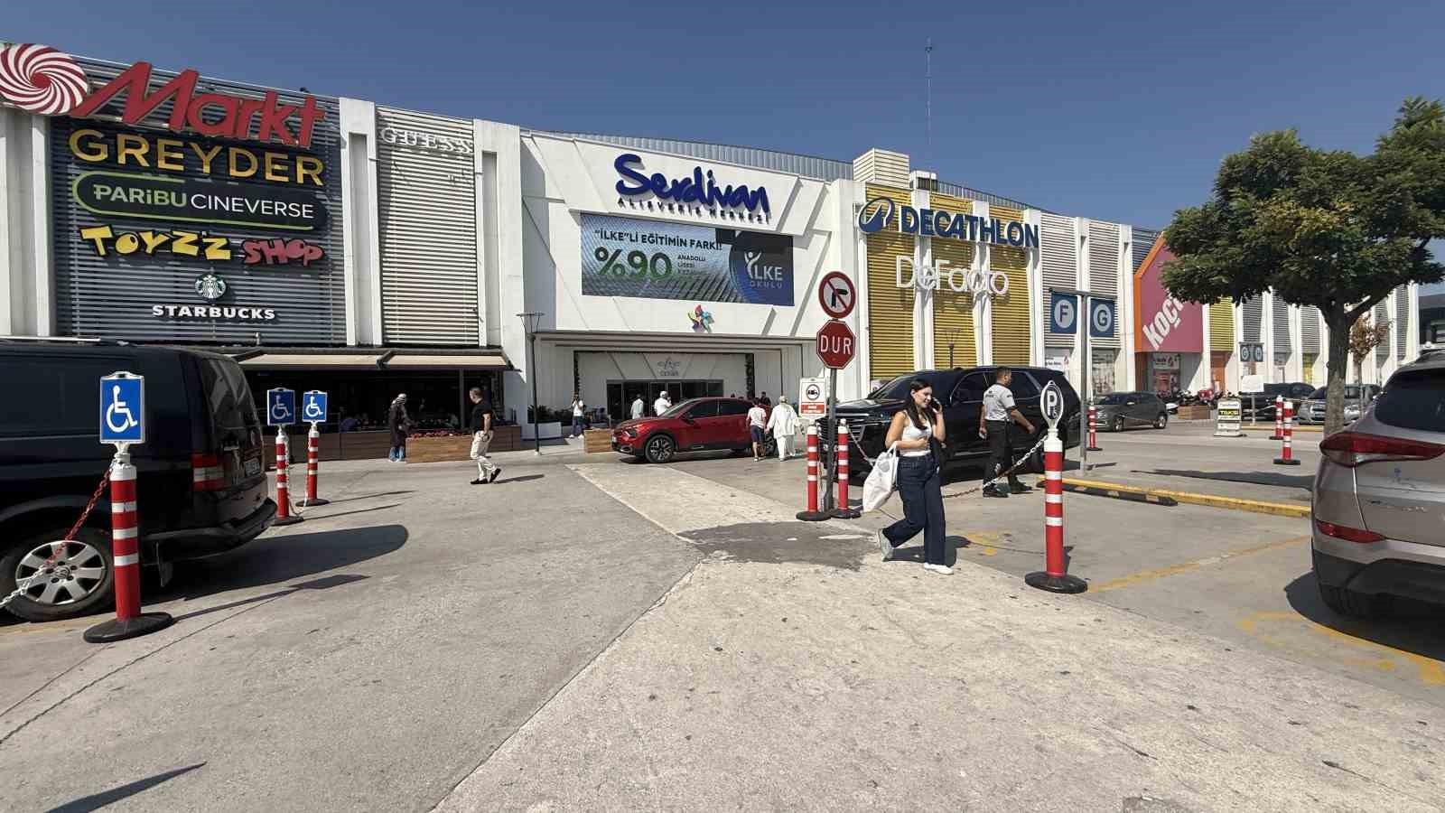 Sakarya Serdivan’da alışveriş merkezi otoparkında ambulans alanı çevresinde park edilen lüks araç